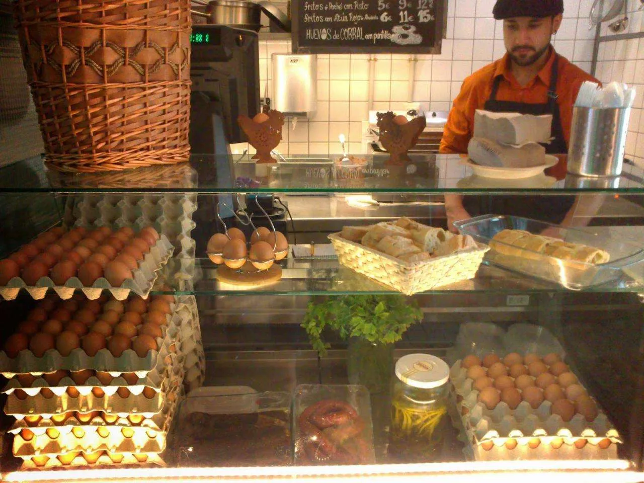 Este puesto no me queda claro si lo que hacen son tortillas, huevos rotos, o qué, lo que está claro es que huevos, usan ?  Planta Primera.