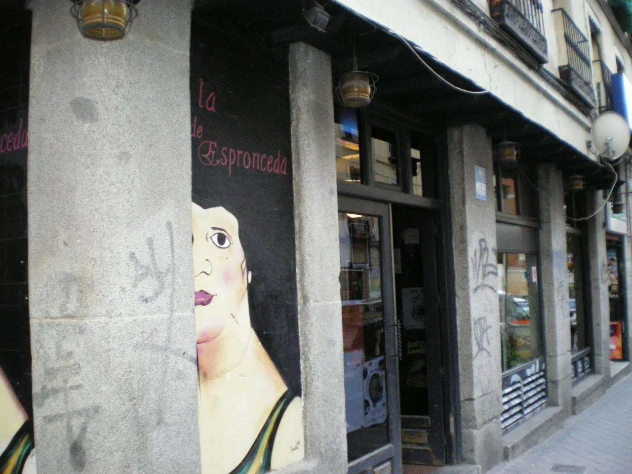 LA MUSA DE ESPRONCEDA. Encanto, solera y ricas tostas en la Calle Santa Isabel - La Musa Espronceda 1