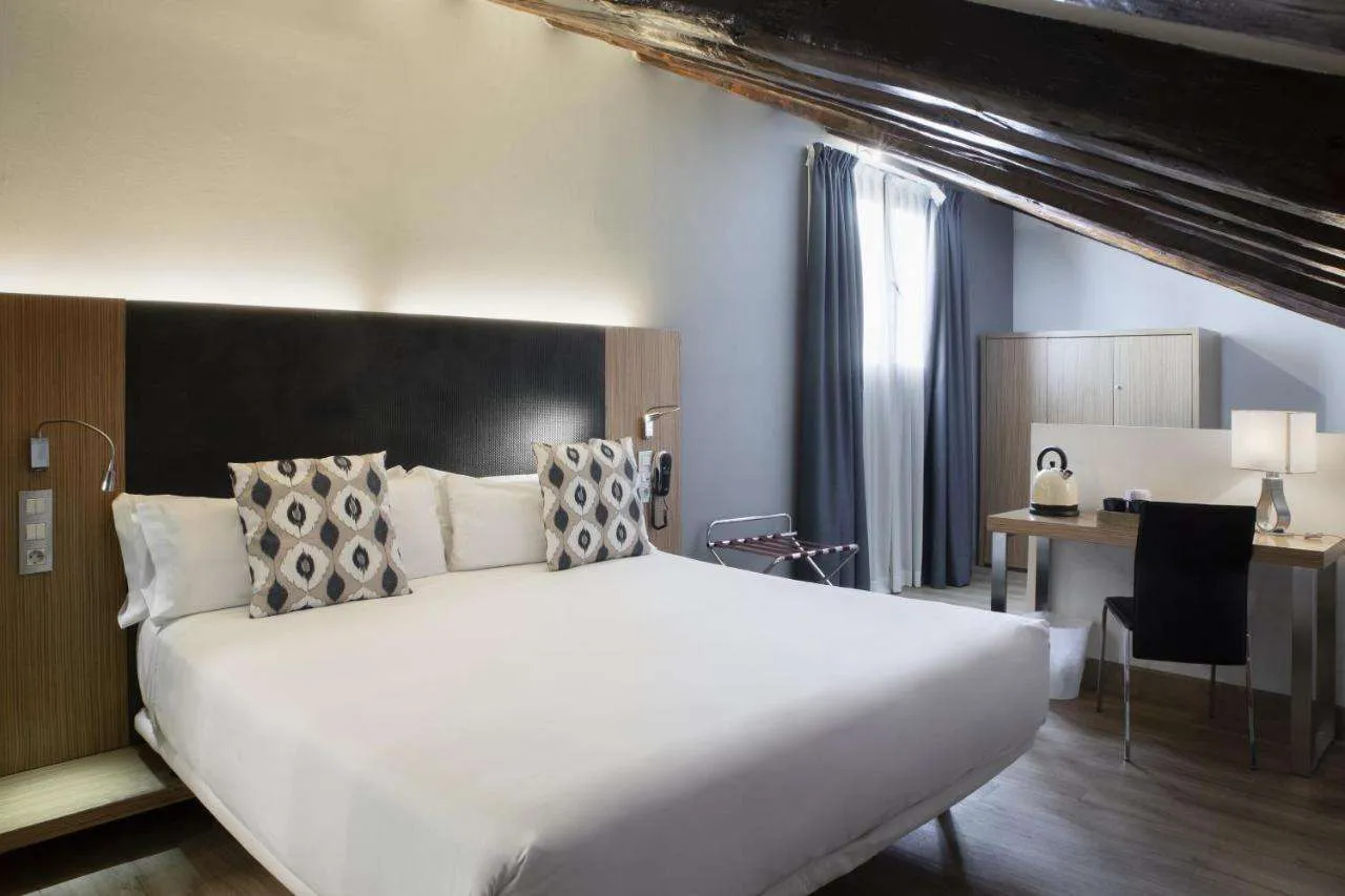 11 maravillosos HOTELES cerca de la PUERTA DEL SOL en Madrid - petit palace plz carmen 2 Foto cortesía de Booking