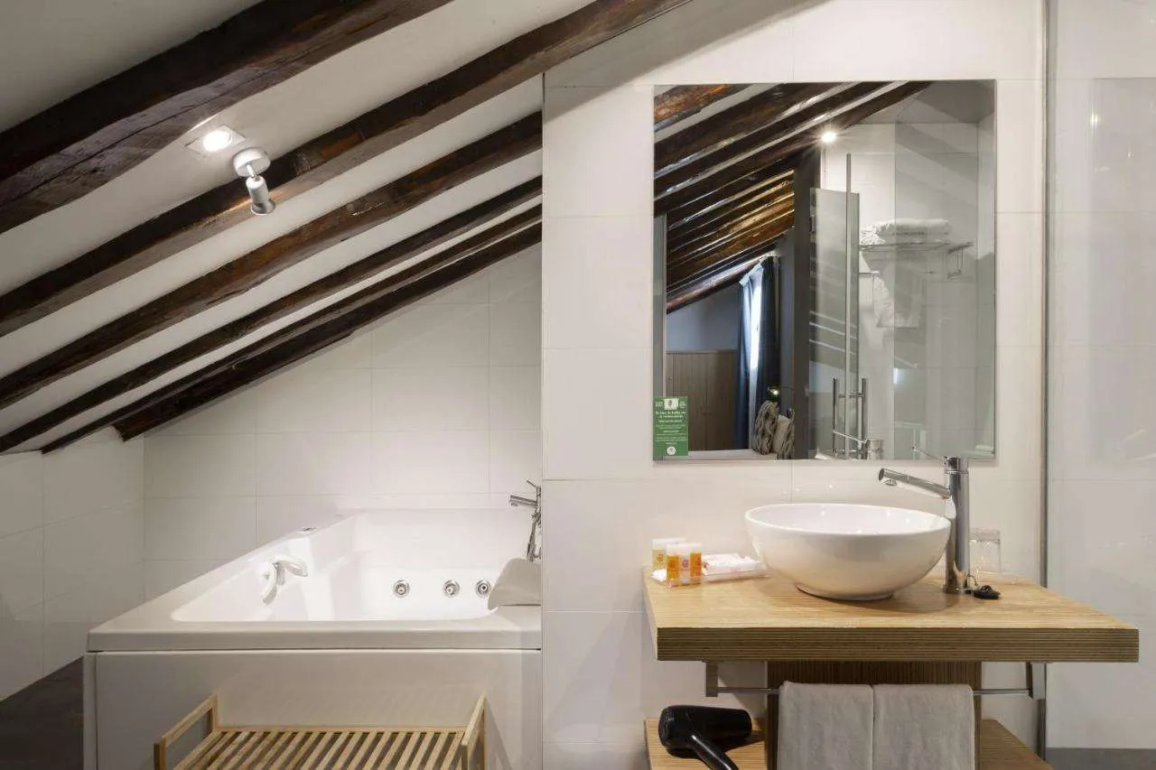 11 maravillosos HOTELES cerca de la PUERTA DEL SOL en Madrid - petit palace plz carmen Foto cortesía de Booking