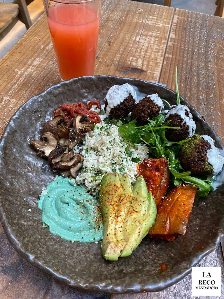 Wild Mediterranean con extra pequeño de falafel y agua de fresa y jengibre